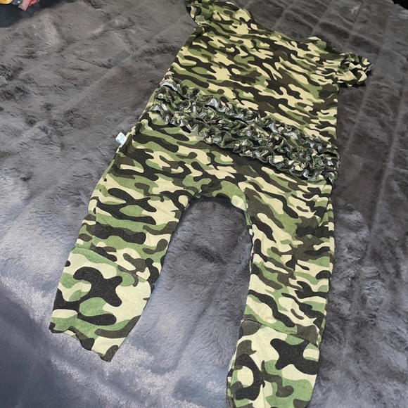 2T EUC Posh Peanut Cadet Camouflage Ruffle Butt Cap Sleeve Romper - Picture 3 of 10